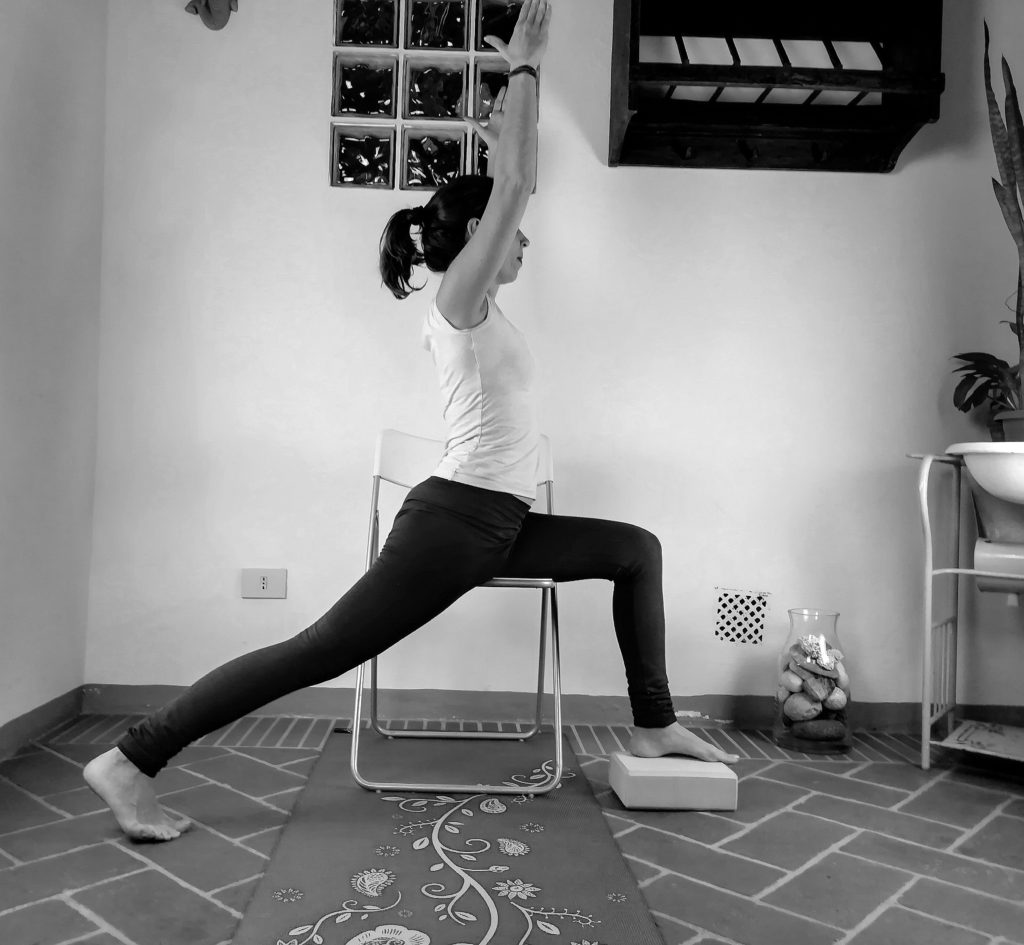 La posizione del guerriero I yoga accessibile