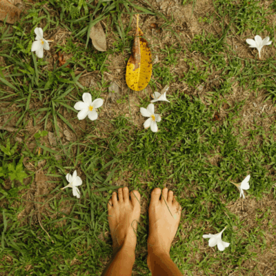 Il Grounding: camminare a piedi scalzi